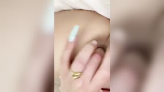 Biondina si allarga il culo col dito