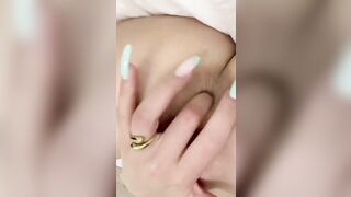 Biondina si allarga il culo col dito