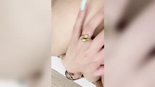 Biondina si allarga il culo col dito