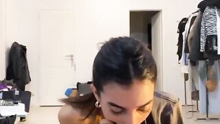 Spompina il cazzo del suo ragazzo coi capelli legatiu