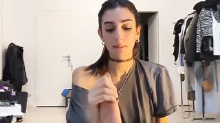 Spompina il cazzo del suo ragazzo coi capelli legatiu