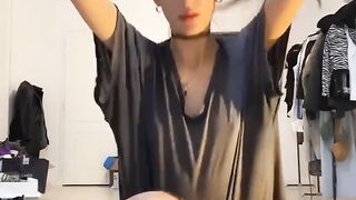 Spompina il cazzo del suo ragazzo coi capelli legatiu