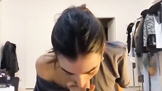 Spompina il cazzo del suo ragazzo coi capelli legatiu