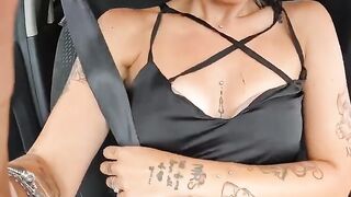 Anteprima del video: La mignotta gli svuota le palle con una segain auto