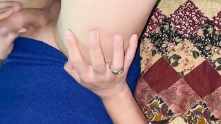 Lui cornuto commenta le performance della moglie zoccola