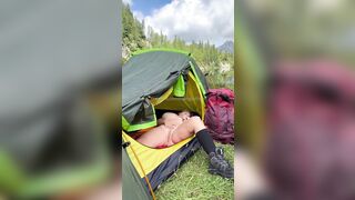 Turista troia tettona in campeggio