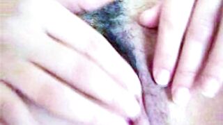 Moglie araba scopa la sua figa pelosa e carnosa