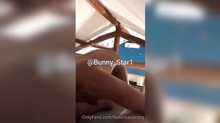 Anteprima del video: Biondina italiana lo prende a pecorina