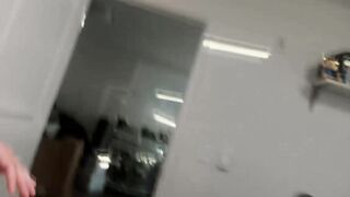 La ragazza troia cattiva viene sculacciata