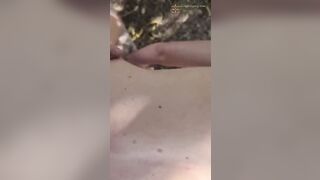 Scopa in giardino con lei che squirta