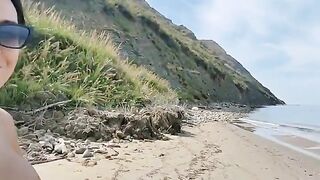 Coppia si sollazza in spiaggia solitaria