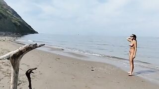 Coppia si sollazza in spiaggia solitaria
