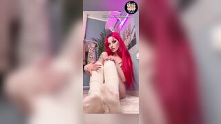 Merisiel ci diletta con i suoi piedi