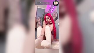 Merisiel ci diletta con i suoi piedi