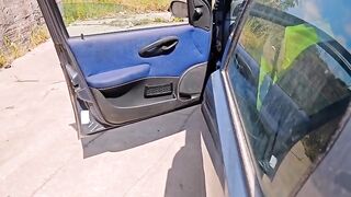 Anteprima del video: Al parcheggio la puttana si diverte col guardone