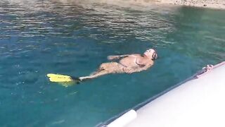 Una papera che galleggia