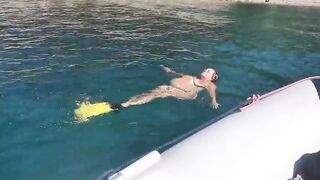 Una papera che galleggia