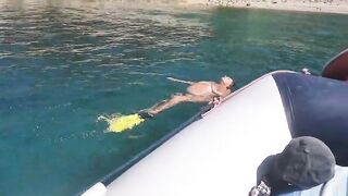 Una papera che galleggia