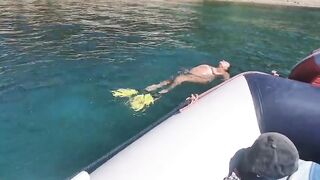 Una papera che galleggia