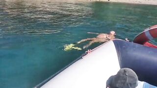 Una papera che galleggia