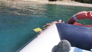 Una papera che galleggia