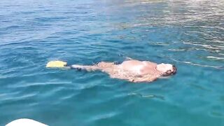 Una papera che galleggia