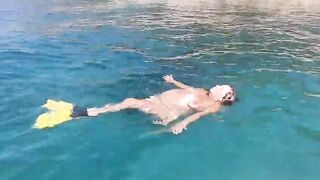 Una papera che galleggia