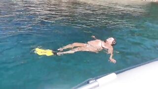 Una papera che galleggia