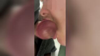 Succhia e poi prende il cazzo godendo come poche