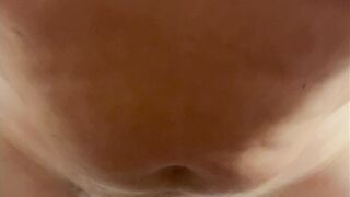 Vale le schiaffeggia il culo e se la scopa