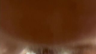 Vale le schiaffeggia il culo e se la scopa