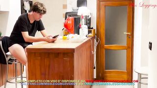 LA LEZIONE PERVERSA DI MAMMA AL FIGLIO SEGAIOLO