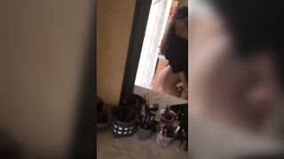 Mi mostro allo speccio in intimo