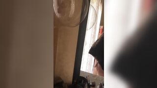 Mi mostro allo speccio in intimo