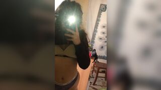 Mi mostro allo speccio in intimo