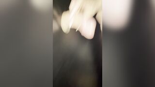 LA MIA PICCOLA SBORRATA IN GOLA AL GLORYHOLE