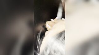 LA MIA PICCOLA SBORRATA IN GOLA AL GLORYHOLE