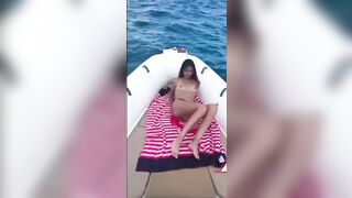 Pompino in barca con la hostess del Salone Nautico