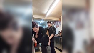 Cuochi italiani trombano in cucina