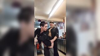 Cuochi italiani trombano in cucina