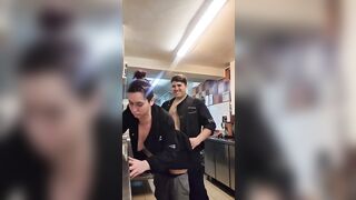 Cuochi italiani trombano in cucina