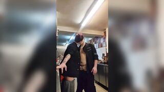 Cuochi italiani trombano in cucina