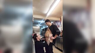 Cuochi italiani trombano in cucina