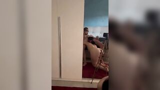 Anteprima del video: Moglie bendata gli lecca le palle e gli succhia il cazzo