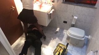 SCOPATA E SBORRATA CON IDRAULICO - CAMERA NASCOSTA