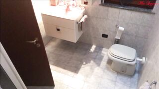 SCOPATA E SBORRATA CON IDRAULICO - CAMERA NASCOSTA