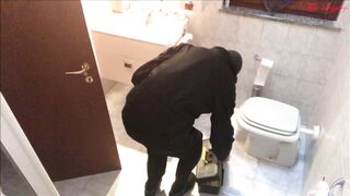 SCOPATA E SBORRATA CON IDRAULICO - CAMERA NASCOSTA