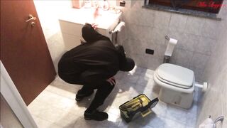 SCOPATA E SBORRATA CON IDRAULICO - CAMERA NASCOSTA