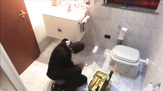 SCOPATA E SBORRATA CON IDRAULICO - CAMERA NASCOSTA