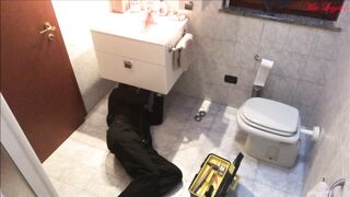 SCOPATA E SBORRATA CON IDRAULICO - CAMERA NASCOSTA